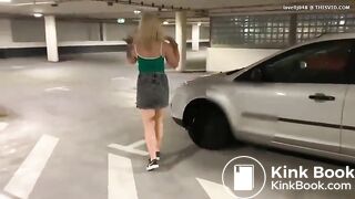 Девушка писает и какает.