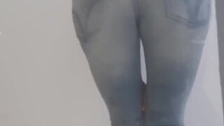 Woman fart jeans till poop