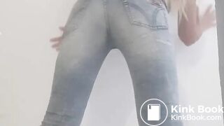 Woman fart jeans till poop