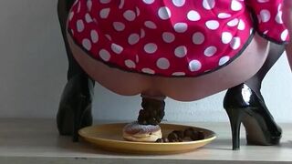 beautiful and sexy German mature woman crapping