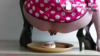 beautiful and sexy German mature woman crapping