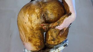 sexy Russian pooping and peeing - video 16