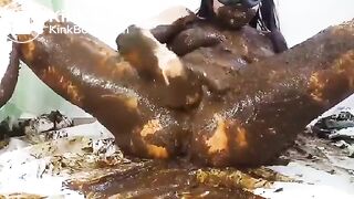Massive Shit Smear and Pussy play