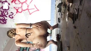 Девушка какает в заброшеном здании