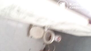 Девушка какает в заброшеном здании