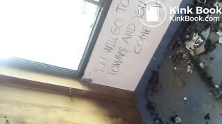 Девушка какает в заброшеном здании