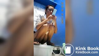 thai university student pooping on toilet 1