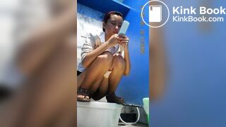 thai university student pooping on toilet 1