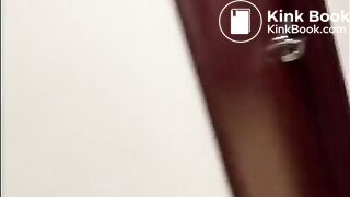 Amatrice chie dans une capote en WC public