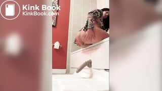 Jolie Maîtresse au gros cul chie sur un gode