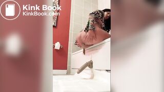 Jolie Maîtresse au gros cul chie sur un gode