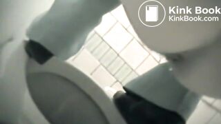 girls pooping 2
