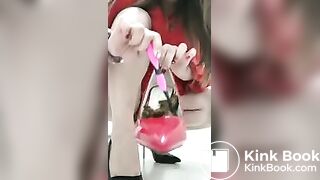 Temperament girl shit her shoe