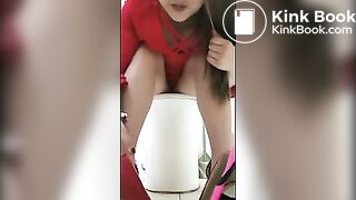 Temperament girl shit her shoe