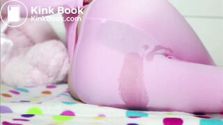 Shitting her pantyhose