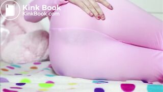 Shitting her pantyhose