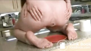 Marion shits on a plate 3