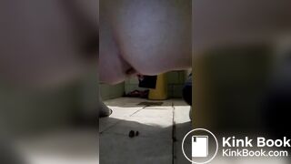 Scatlady shits and eat