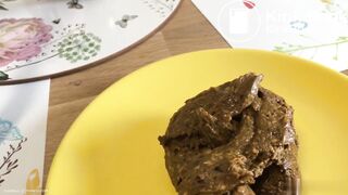 Shaved babe shits on yellow plate..