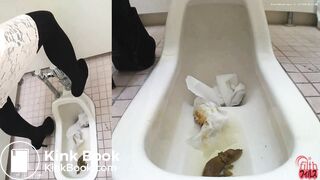 Japanese girls shitting (2/3)