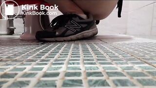 Korean girl pooping - video 31