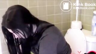 Girl poop on Toilett