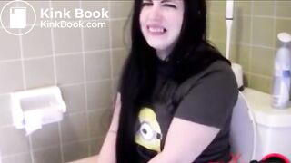 Girl poop on Toilett