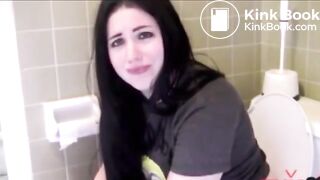 Girl poop on Toilett