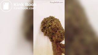 Big ass Latina shits in the bath tub