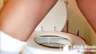 Sexy girl toilet shit - video 2