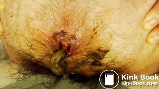 Femme poilue fait caca