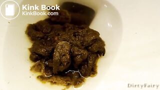 Femme poilue fait caca