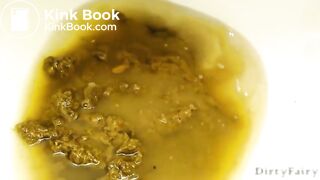 Femme poilue fait caca