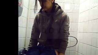 Girl has the worst poop of her life