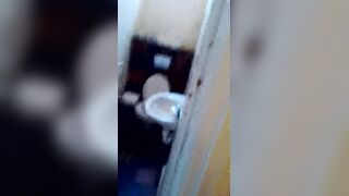 Elle chie puis lèche son étron