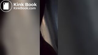 Elle chie puis lèche son étron