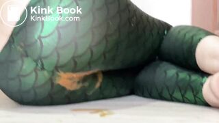 pooping in leather leggings