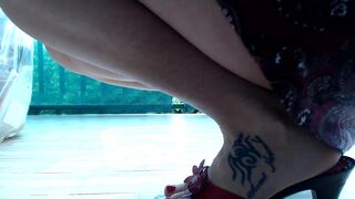 she poses ,poops and excites