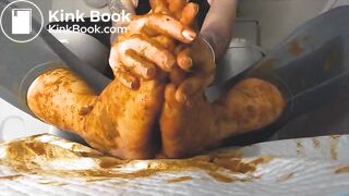 B chie sur ces pieds