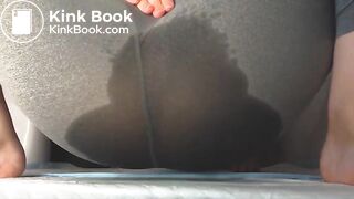 B chie sur ces pieds