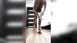 Scat cagando no chão P01