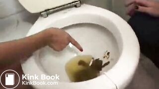 2 girls shitting while having a cigarette