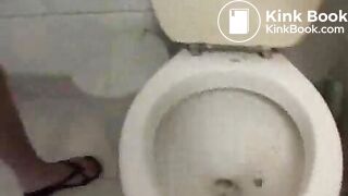 2 girls shitting while having a cigarette