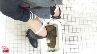 Japanese pooping not flushing toilet - video 2