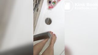 Alice cleans her ass