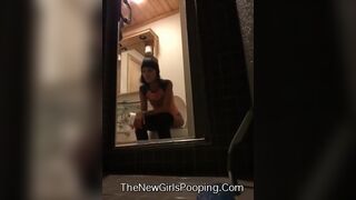 Girl pooping - video 115