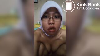 indo hijab shits in hand