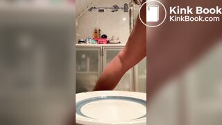 Belge métisse fait caca dans une assiette