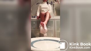 Belge métisse fait caca dans une assiette