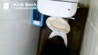Kenyan Woman Poops